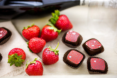 美味草莓和香槟松露巧克力图片