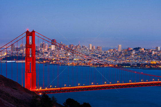 旧金山和金门大桥在晚上图片