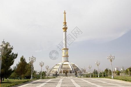 土库曼斯坦阿什哈巴德独立纪念碑阿什哈巴德是土库曼斯坦的首都纪念碑的设计灵感来自传统的土库曼帐篷和土库曼女孩佩戴的传统头饰纪念碑背景图片