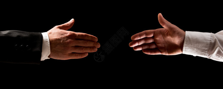 两个男人伸出手来握手图片