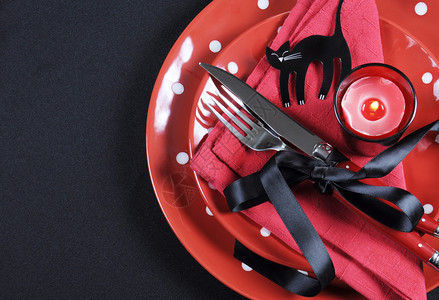 优雅的红黑主题万圣节派对餐桌位布置图片