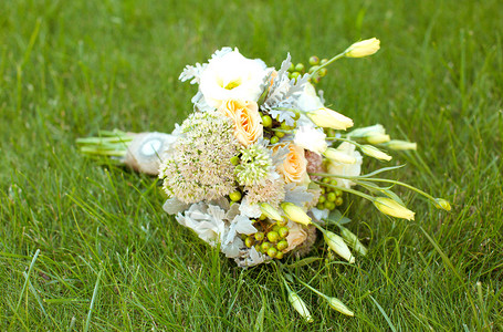 在绿草的婚礼花束图片