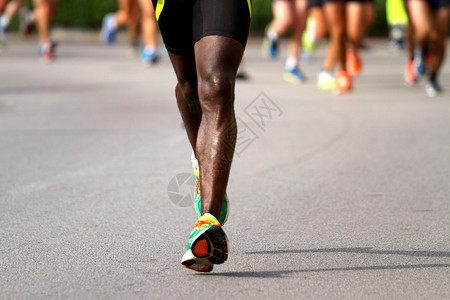 骑着运动鞋的快速跑步者在图片