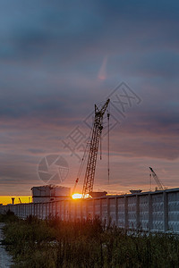 日落时建筑工地的工业景观背景图片