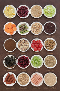 大量饮食健康食品在瓷碗中挑选图片