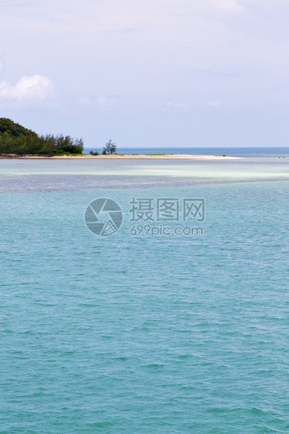 绿色环礁湖和树木的海岸线北中华南图片