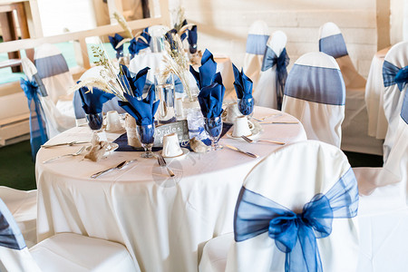 宴会厅以白色和蓝色为婚礼装饰图片