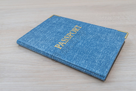 蓝色封面的护照图片