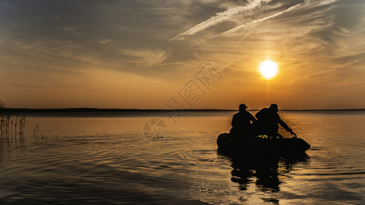 日落时在大湖的橡图片