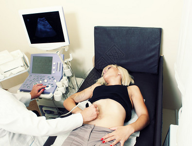 女人有超声波检查闭合概念通过超声波扫描图片