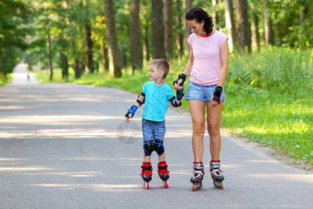 母亲和儿子学滑溜冰妈和孩子图片