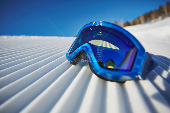 雪堆上的滑雪护目镜图片