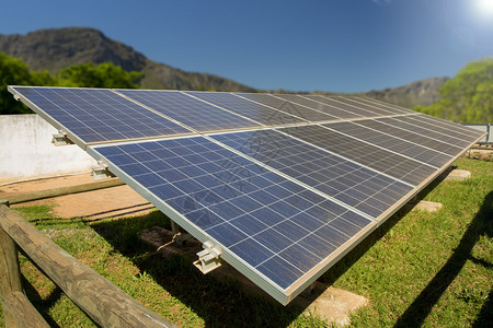 南非农村地区的光伏太阳能装置利用夏季丰图片