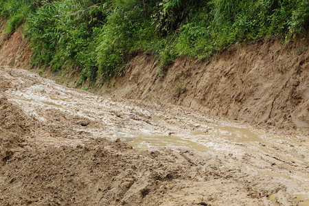 偏远乡村的道路湿泥泞图片