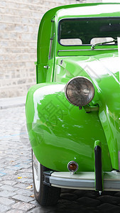 前面绿色的经典汽车背景图片