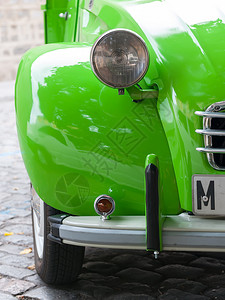 前面绿色的经典汽车背景图片