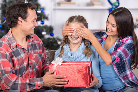 幸福的家庭在互相赠送礼物现在是圣诞节时间图片