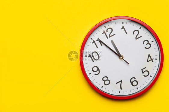 黄色背景上的巨大红色时钟图片
