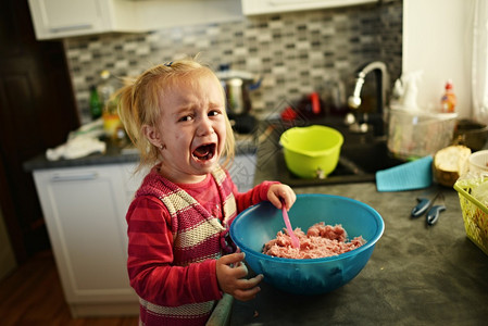 在厨房哭泣的女婴图片