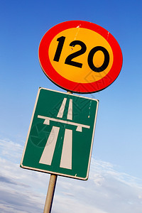 瑞典路标速度限制120蓝色天空上有图片