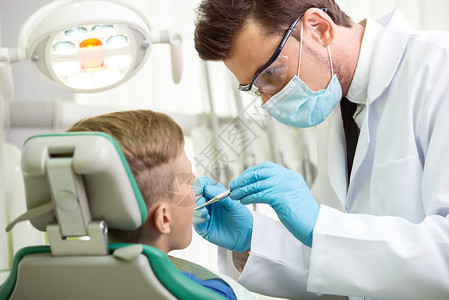 医生在牙医诊所治疗一颗图片