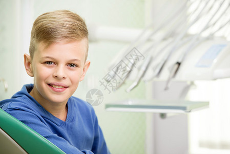 牙医办公室里的小男孩的肖像他正图片