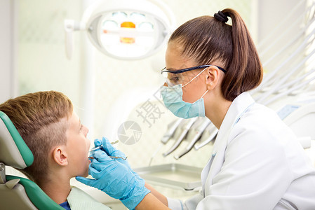 女医生在牙医诊所治疗一颗图片