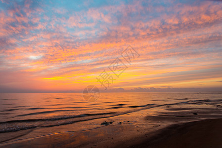 波罗的海沿岸壮观的红色日落图片