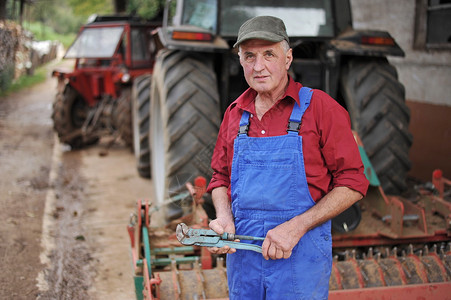 农民修理他的红色拖拉机模特图片