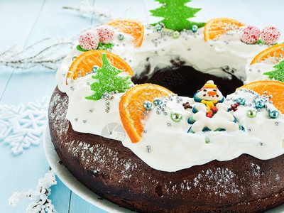 巧克力圣诞蛋糕加糖果橘子和奶图片
