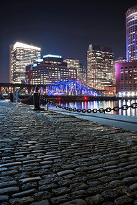 波士顿港和金融区晚上在马萨诸塞州图片