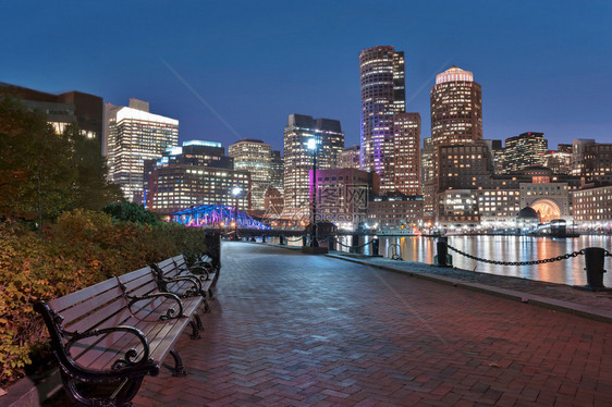 波士顿港和金融区晚上在马萨诸塞州图片
