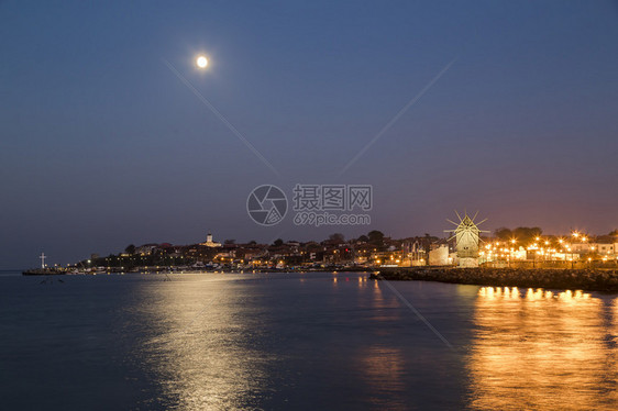 夜晚的沿海城市和图片