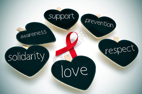 一条抗击艾滋病的红丝带和一些心形黑板图片