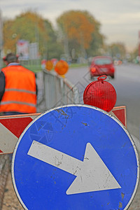 用箭头标志道路工程和街道开挖图片