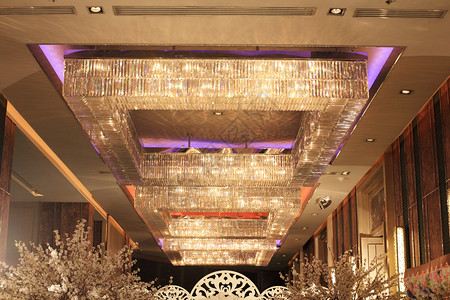 豪华酒店内装饰的优雅水晶吊灯图片