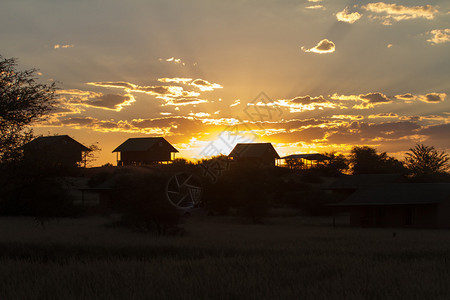 太阳从非洲村庄的图片