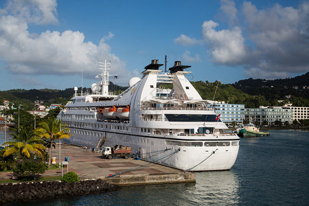 豪华游轮停靠在加勒比圣卢西亚港图片
