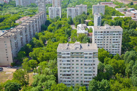 城市清洁地区的住宅区树木中居住着房屋图片