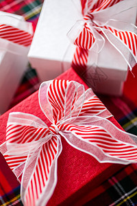 有圣诞礼物的红色和白色盒子图片