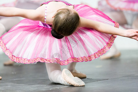儿童在芭蕾舞裙台背景图片