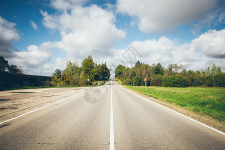 带有视野的空乡间道路Vintage摄影效果retrogrimay彩图片