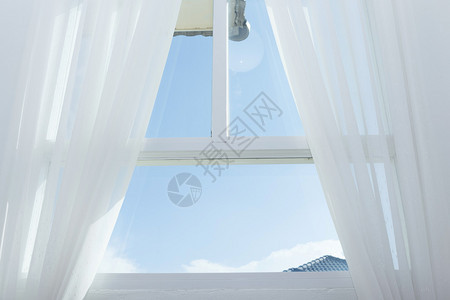 窗上的白色窗帘蓝天图片