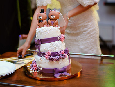 婚礼蛋糕装饰着熊图片