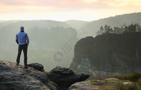 运动员站在岩石帝国公园的岩石上图片