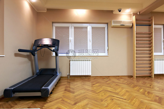 健身室的墙杆和跑步机图片
