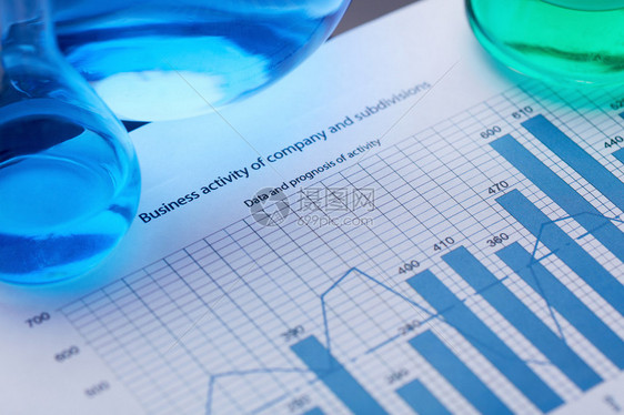 带有财务数据的文件中含蓝色和绿色液体的试图片