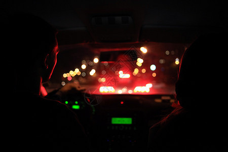 晚上在夜市的汽车里图片