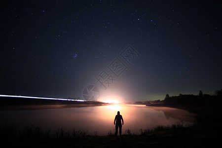 夜晚男人在湖边星空图片