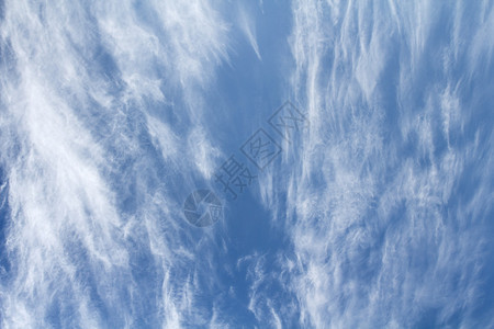 天空上的卷云稀薄而纤细图片